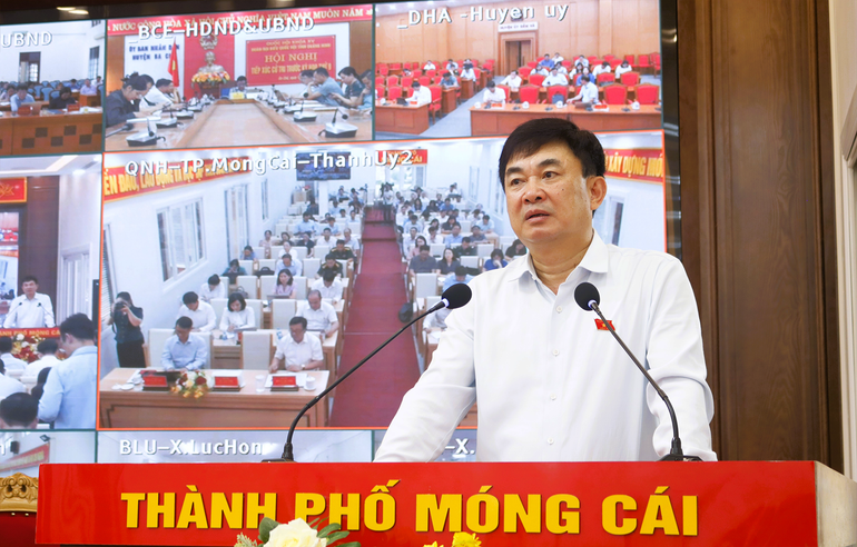 Đồng chí Ngô Hoàng Ngân, Chủ tịch Hội đồng thành viên Tập đoàn Công nghiệp Than-Khoáng sản Việt Nam phát biểu tại buổi tiếp xúc.