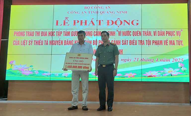 Đại tá Trần Văn Phúc, Giám đốc Công an tỉnh Quảng Ninh trao kinh phí ủng hộ gia đình liệt sĩ, Thiếu tá Nguyễn Đăng Khải.