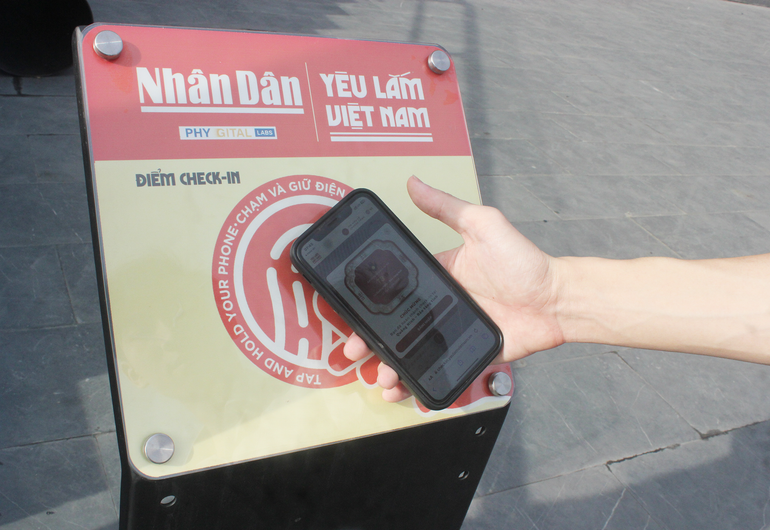 Bảng gắn chíp NFC thuộc dự án "Yêu lắm Việt Nam" đặt tại Bảo tàng Quảng Ninh. Bảng gắn chíp NFC thuộc dự án "Yêu lắm Việt Nam" đặt tại Bảo tàng Quảng Ninh.