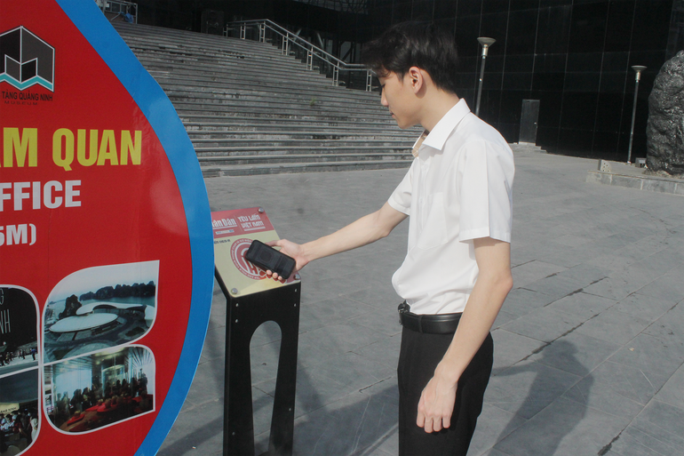 Anh Vũ Ngọc Hoàn truy cập thông tin về điểm đến trên bản gắn chíp NFC tại Bảo tàng Quảng Ninh. Anh Vũ Ngọc Hoàn truy cập thông tin về điểm đến trên bản gắn chíp NFC tại Bảo tàng Quảng Ninh.