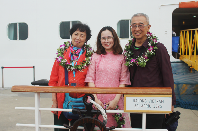 Du khách thích thú check-in tại Hạ Long, Quảng Ninh.