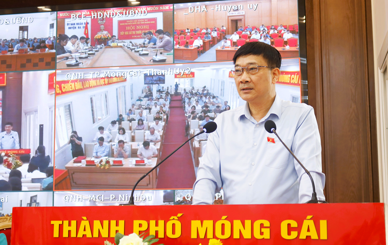 Đồng chí Vũ Hồng Thanh thông tin đến cử tri về tình hình kinh tế-xã hội của đất nước.