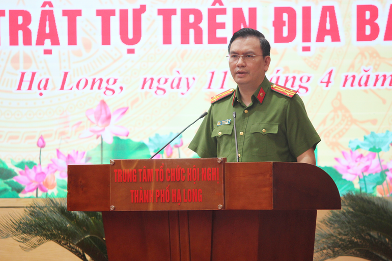 Lãnh đạo Công an tỉnh Quảng Ninh giải đáp một số khó khăn, vướng mắc do đại diện Công an các xã, phường đặt ra.