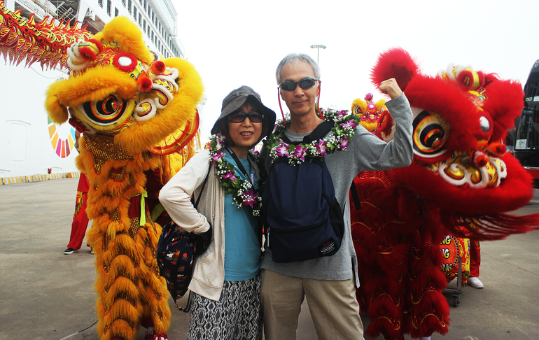 Du khách chụp ảnh lưu niệm khi đặt chân đến Hạ Long, Quảng Ninh.