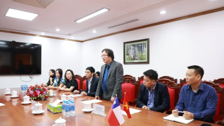 Chủ tịch Hội đồng thành viên, Tổng giám đốc Nhà xuất bản Giáo dục Việt Nam Nguyễn Tiến Thanh phát biểu tại buổi làm việc về thoả thuận hợp tác. (Ảnh:Vietnamplus)