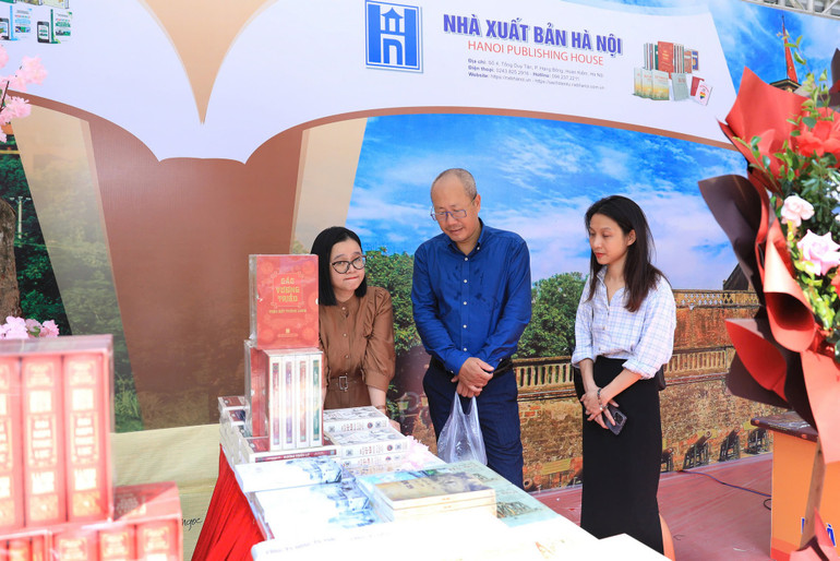 Bạn đọc đặc biệt quan tâm tới những bộ sách mang dấu ấn văn hóa, lịch sử. (Ảnh: QUANG THÁI)