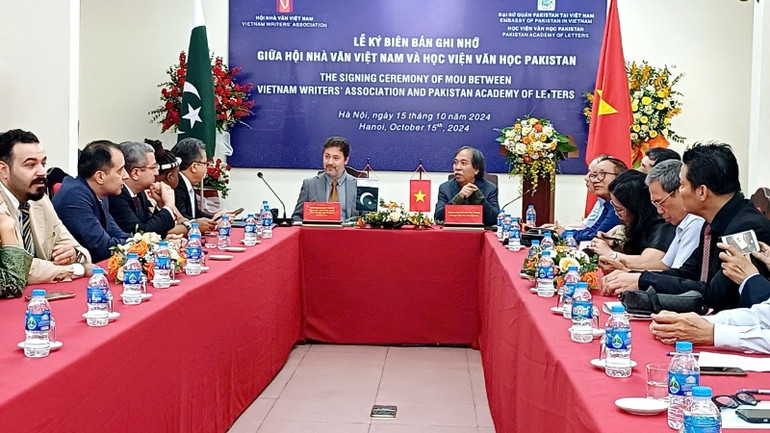 Các đại biểu có mặt tại Lễ ký kết Biên bản ghi nhớ hợp tác giữa Hội Nhà văn Việt Nam với Viện Văn học Pakistan.