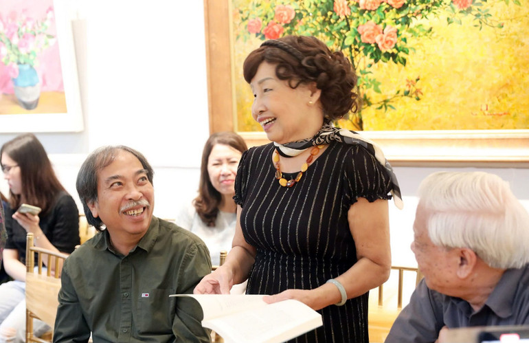 Nhà thơ Nguyễn Quang Thiều - Chủ tịch Hội Nhà văn Việt Nam (trái) và nhà thơ Phan Thị Thanh Nhàn.