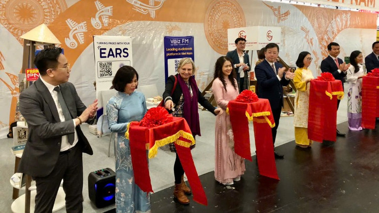 Việt Nam tự hào giới thiệu hơn 1.000 ấn phẩm tiêu biểu, từ các lĩnh vực chính trị, kinh tế, văn hóa đến khoa học công nghệ.