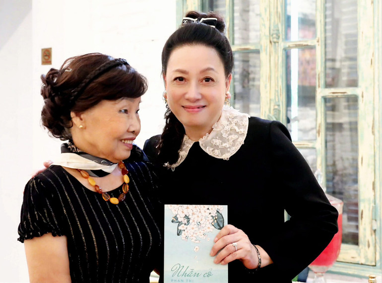 Nhà sưu tập Thúy Anh (phải) dự định sẽ tổ chức nhiều hoạt động văn hóa quy mô để từ đó có đóng góp thiết thực cho cộng đồng.
