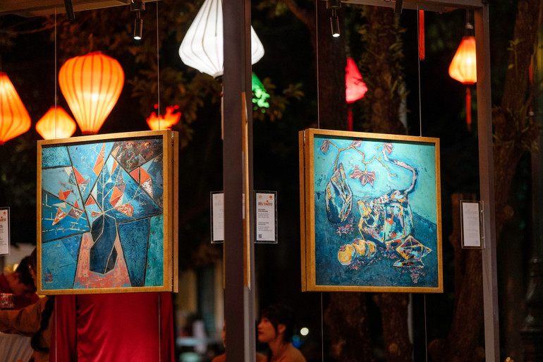 Các tác phẩm sơn mài càng trở nên huyền ảo, có chiều sâu khi màn đêm buông xuống.