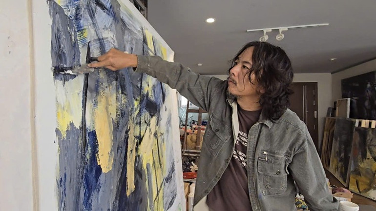 Họa sĩ Trần Lưu Mỹ miệt mài sáng tạo. Họa sĩ Trần Lưu Mỹ miệt mài sáng tạo.