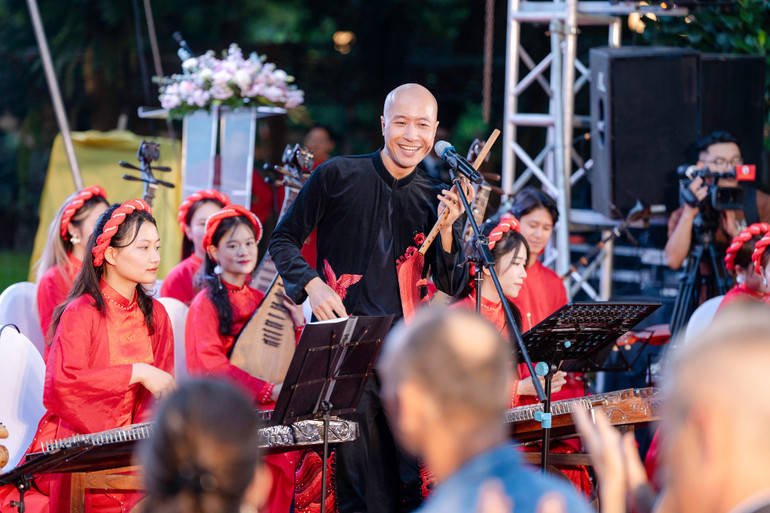 Dàn nhạc giao hưởng dân tộc được chỉ huy bởi nhạc trưởng Đồng Quang Vinh.