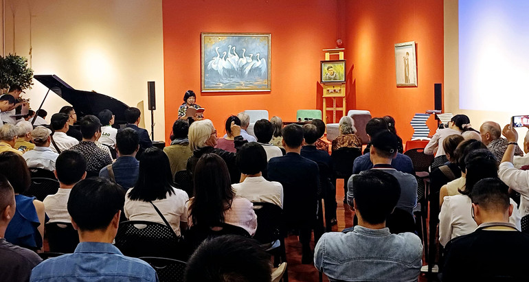 Lễ ra mắt sách thu hút đông đảo các văn nghệ sĩ và công chúng. Lễ ra mắt sách thu hút đông đảo các văn nghệ sĩ và công chúng.