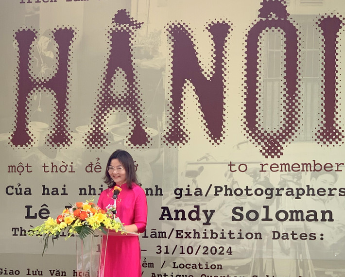 Đại diện Ban Quản lý hồ Hoàn Kiếm và phố cổ Hà Nội phát biểu tại triển lãm.