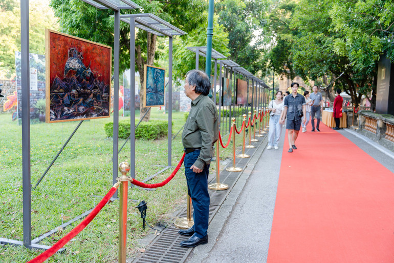 Nhà thơ Nguyễn Quang Thiều - Chủ tịch Hội Nhà văn Việt Nam có mặt từ rất sớm để thưởng thức vẻ đẹp tranh sơn mài.