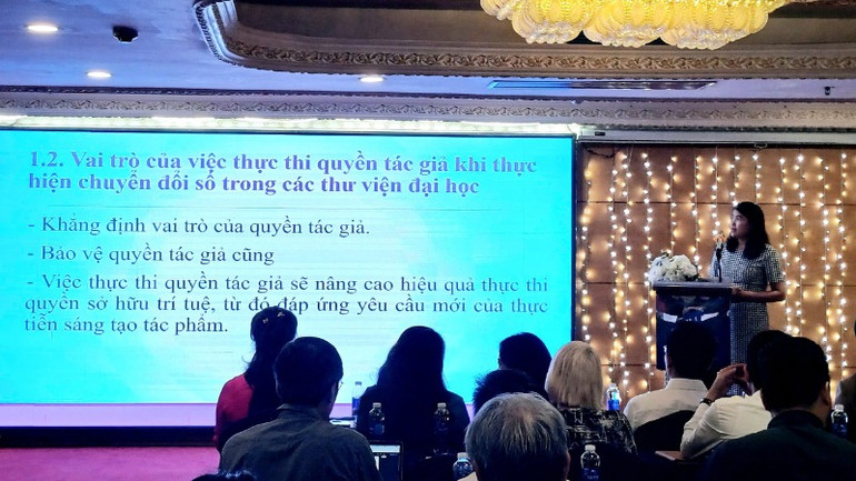 Chuyên gia trình bày tham luận tại hội thảo.