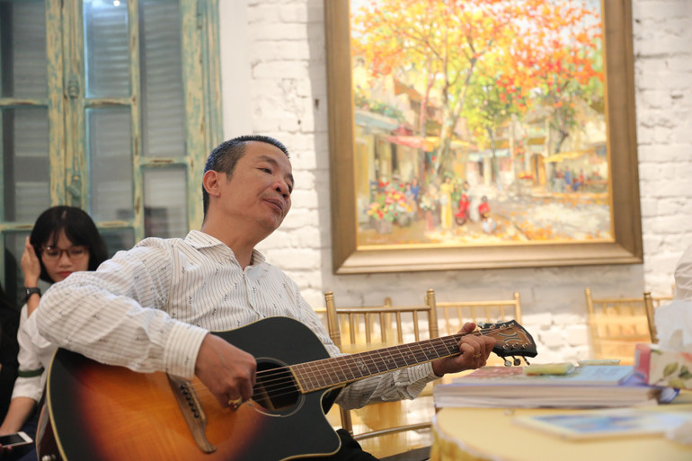 Nhạc sĩ Nguyễn Vĩnh Tiến "phiêu" tại không gian mạn đàm.