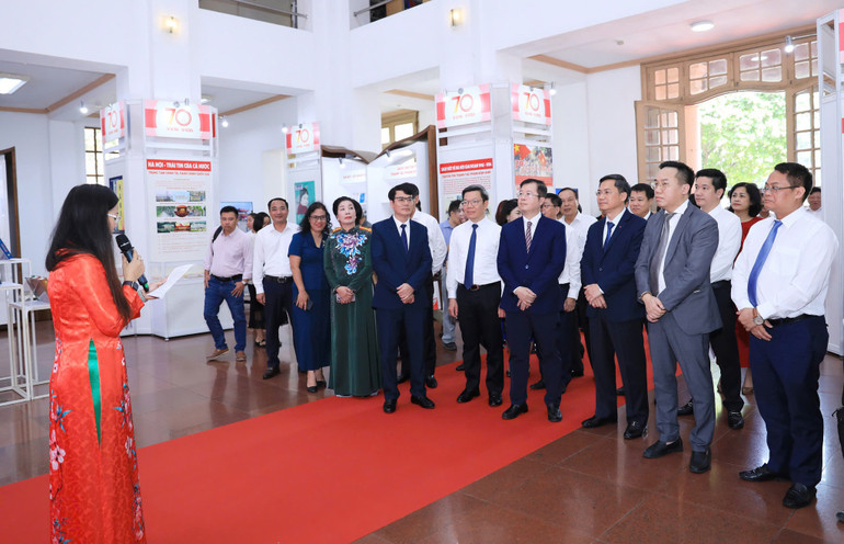 Tham quan không gian triển lãm. (Ảnh: QUANG THÁI)