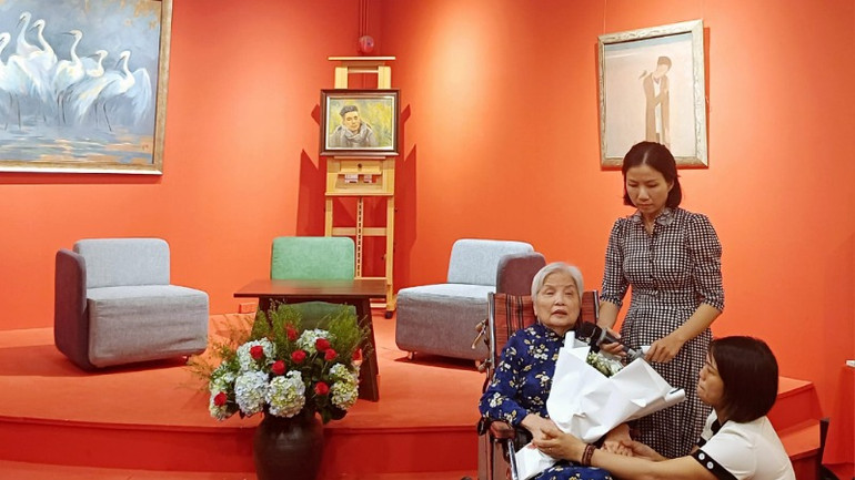 Đại diện gia đình hai cố nhà văn chia sẻ mong muốn ủng hộ dự án trồng rừng, chống biến đổi khí hậu. Đại diện gia đình hai cố nhà văn chia sẻ mong muốn ủng hộ dự án trồng rừng, chống biến đổi khí hậu.