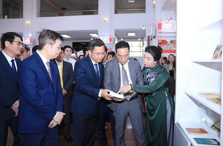 Rất nhiều tác phẩm có giá trị lớn về văn hóa, lịch sử, con người Thủ đô được giới thiệu dịp này. (Ảnh: QUANG THÁI)