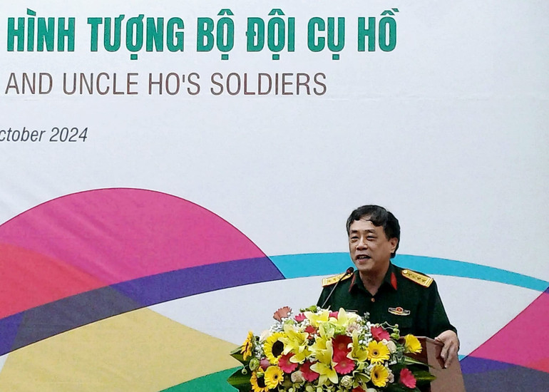 Đại tá, nhà văn Nguyễn Bình Phương phát biểu.