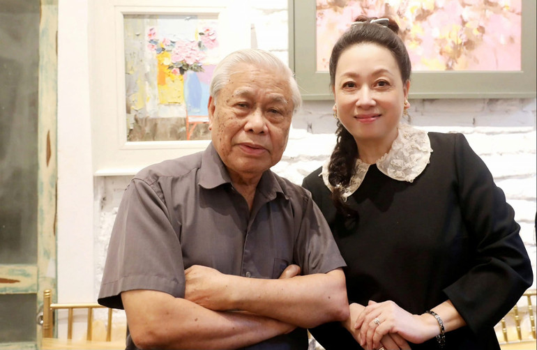 Nhà thơ Vũ Quần Phương (trái) dành nhiều lời khen cho chuỗi hoạt động văn hóa.