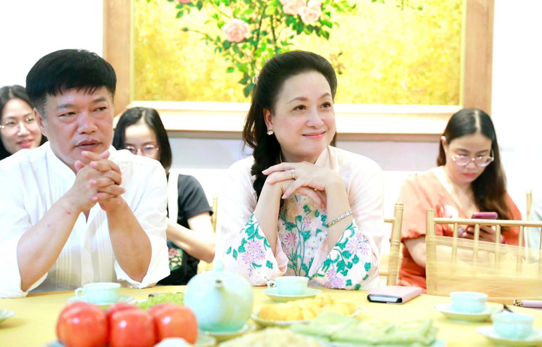 Nhà sưu tập Thúy Anh (giữa) luôn dành tâm huyết cho nghệ thuật và cộng đồng.