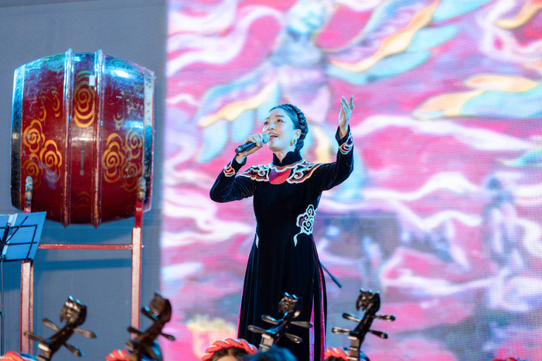 Ca sĩ Phạm Thu Hà với phần biểu diễn ấn tượng, thăng hoa tại triển lãm.