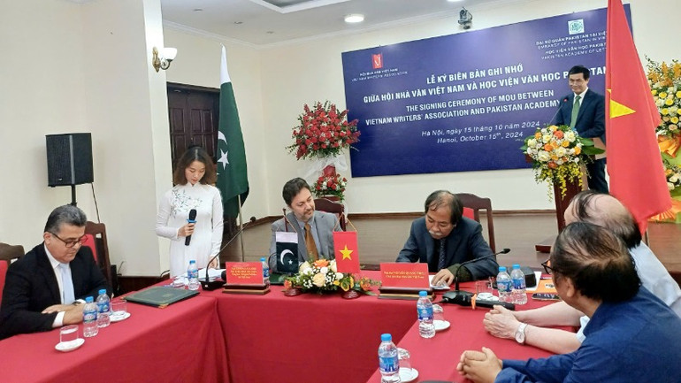 Đại diện Hội Nhà văn Việt Nam và Viện Văn học Pakistan ký kết Biên bản ghi nhớ hợp tác.