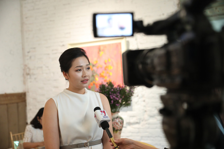 Nghệ nhân cắm hoa nghệ thuật Kim Anh Ngô bày tỏ sự xúc động và ngưỡng mộ với chuỗi hoạt động của nhà sưu tập Thúy Anh.