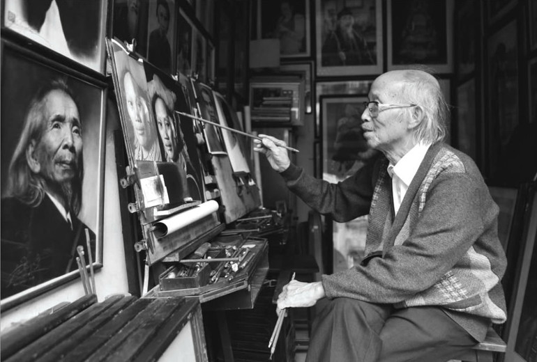 "Vẽ truyền thần" (2012). (Ảnh: Lê Bích)