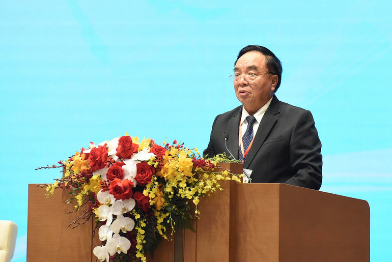 Bộ trưởng Kế hoạch và Đầu tư Lào Khăm - Chên Vông - Sỷ phát biểu giới thiệu về môi trường, chính sách thu hút đầu tư của Lào.