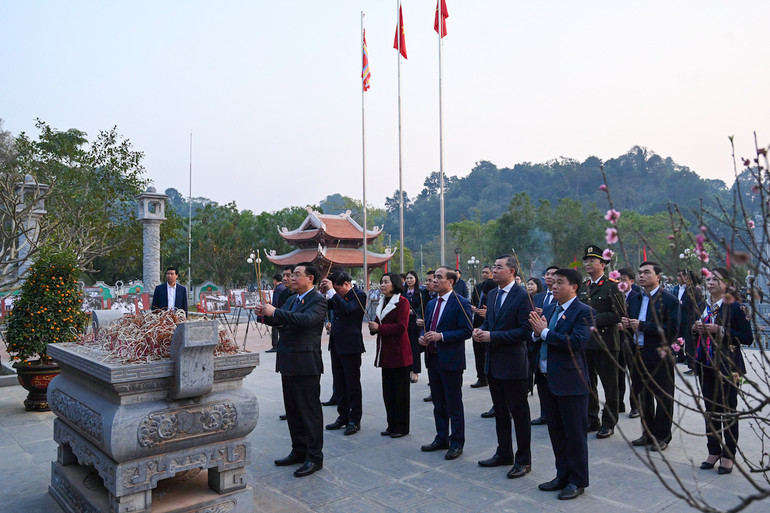 Chủ tịch Quốc hội Vương Đình Huệ và các đại biểu dâng hương tại Khu tưởng niệm các vị Tiền bối cách mạng.