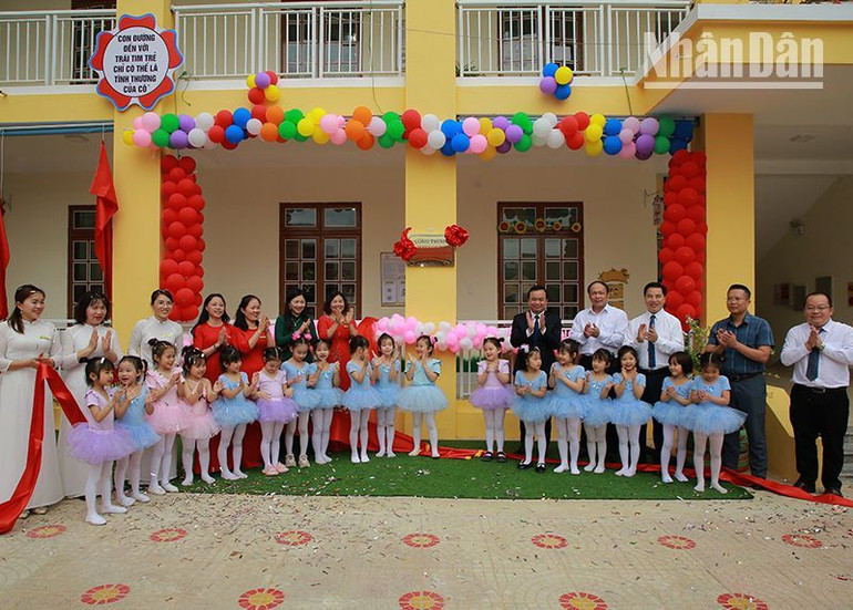 Đồng chí Hà Trung Chiến, Ủy viên Ban Thường vụ Tỉnh ủy Sơn La, Bí thư Thành ủy Sơn La cùng các đại biểu khánh thành Trường mầm non Chiềng Lề. Đồng chí Hà Trung Chiến, Ủy viên Ban Thường vụ Tỉnh ủy Sơn La, Bí thư Thành ủy Sơn La cùng các đại biểu khánh thành Trường mầm non Chiềng Lề.