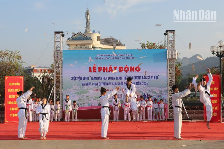 Các vận động viên biểu diễn võ thuật tại "Ngày chạy Olympic vì sức khỏe toàn dân" năm 2024.