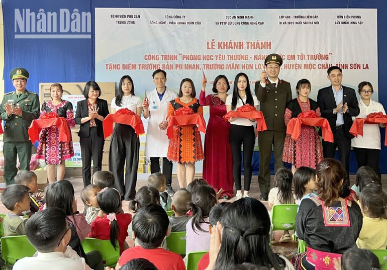 Các đơn vị cắt băng khánh thành lớp học tại điểm trường bản Pu Nhan.