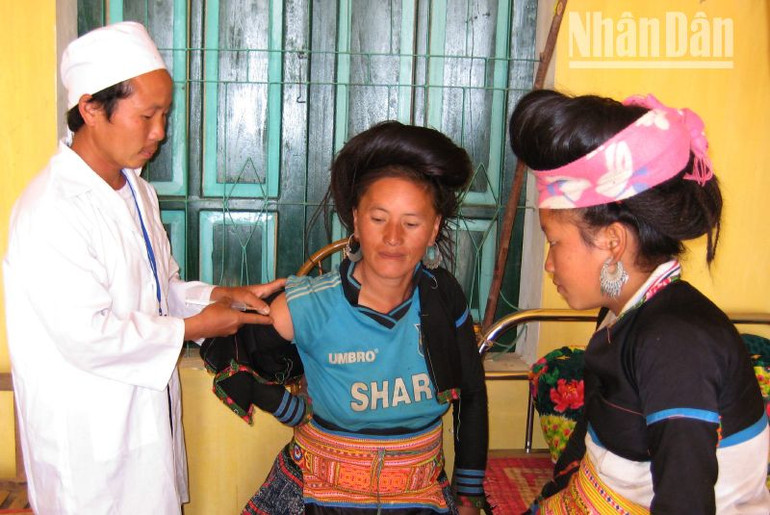 100% hộ nghèo, cận nghèo, người dân tộc thiểu số sống ở vùng khó khăn, đặc biệt khó khăn ở Sơn La được cấp miễn phí thẻ bảo hiểm y tế. 100% hộ nghèo, cận nghèo, người dân tộc thiểu số sống ở vùng khó khăn, đặc biệt khó khăn ở Sơn La được cấp miễn phí thẻ bảo hiểm y tế.