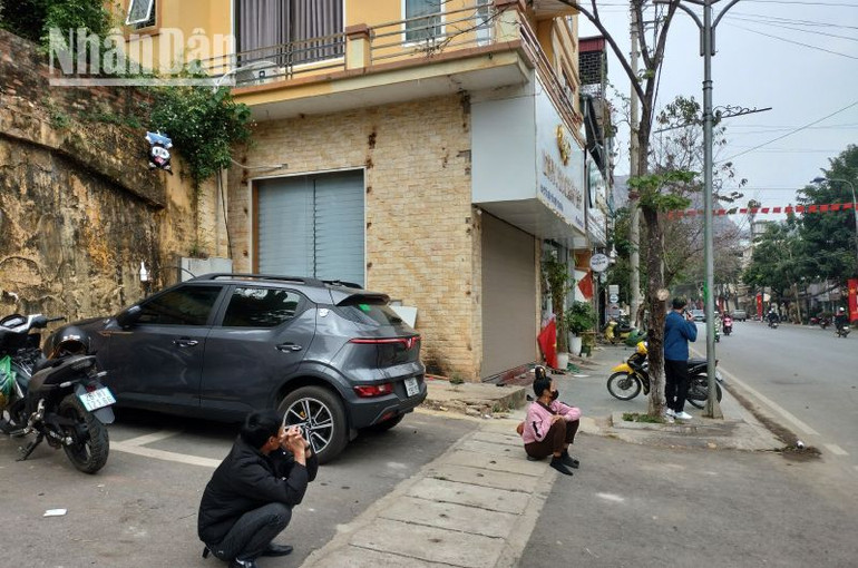 Một số người dân từ các huyện vẫn ngồi tại khu vực số 27 Tô Hiệu với hy vọng gặp được các bác sĩ chuyên khoa, trợ lý để lấy lại tiền.