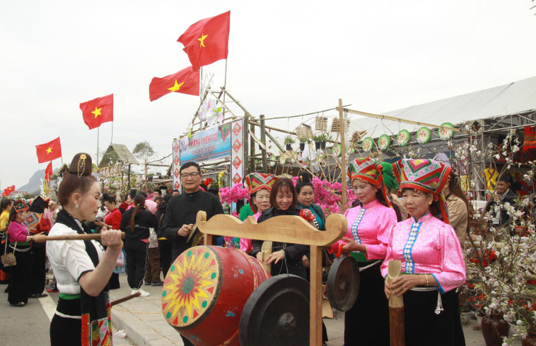 Với nhiều hoạt động văn hóa, văn nghệ độc đáo, Lễ hội hoa ban đã tạo nên một không khí náo nức và sôi động.
