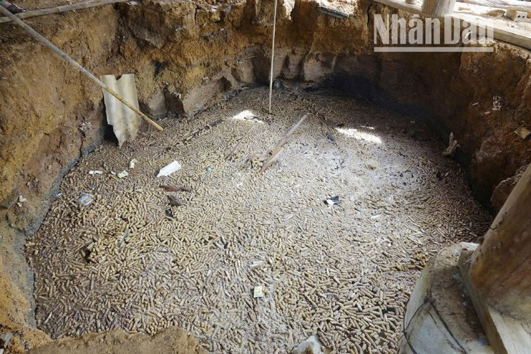 Hố xuất hiện sau khi xảy ra hiện tượng sụt lún tại khu vực nhà ở của người dân. Hố xuất hiện sau khi xảy ra hiện tượng sụt lún tại khu vực nhà ở của người dân.