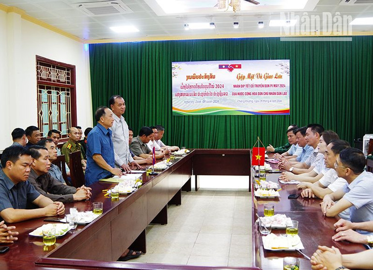 Tại buổi gặp mặt, 3 đơn vị đã thông báo và trao đổi thông tin tình hình trong việc phối hợp quản lý bảo vệ biên giới thời gian qua. Tại buổi gặp mặt, 3 đơn vị đã thông báo và trao đổi thông tin tình hình trong việc phối hợp quản lý bảo vệ biên giới thời gian qua.