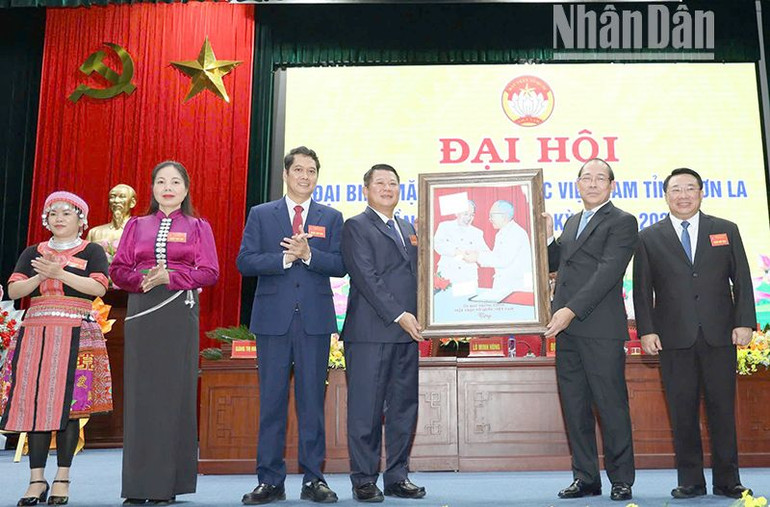 Ủy ban Mặt trận Tổ quốc Việt Nam tặng quà lưu niệm chúc mừng Đại hội. Ủy ban Mặt trận Tổ quốc Việt Nam tặng quà lưu niệm chúc mừng Đại hội.