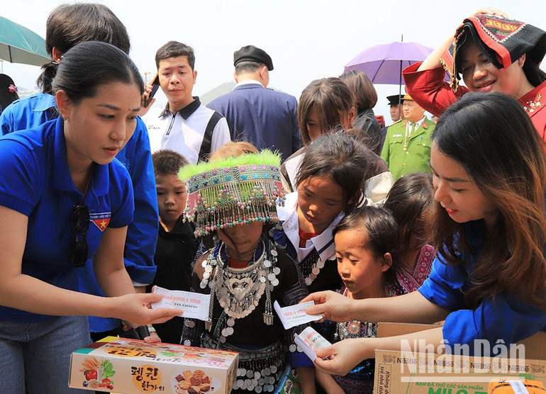 Đoàn viên thanh niên phát phiếu mua hàng cho học sinh có hoàn cảnh khó khăn xã Ngọc Chiến.