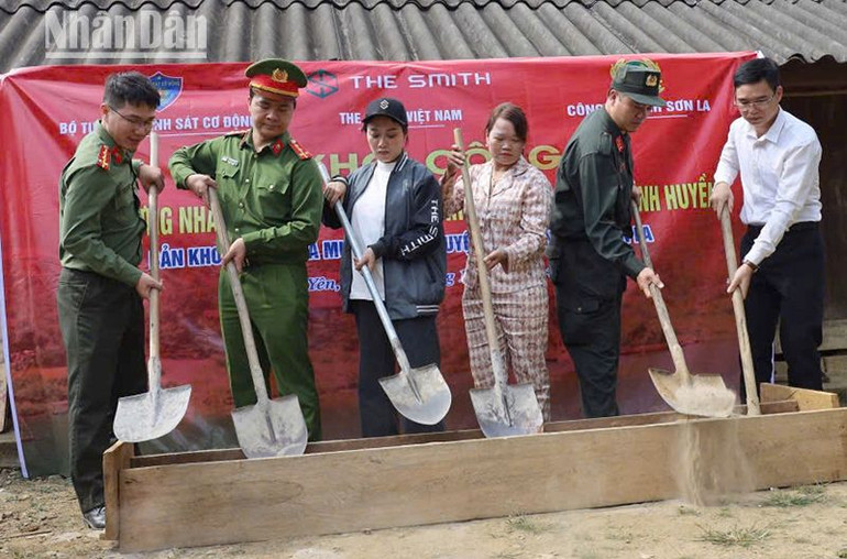 Khởi công xây dựng “Ngôi nhà hạnh phúc” cho gia đình cháu Đặng Thị Thanh Huyền, bản Khoai Lang, xã Mường Thải, huyện Phù Yên có hoàn cảnh đặc biệt khó khăn.