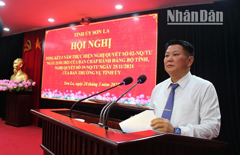 Đồng chí Lò Minh Hùng, Phó Bí thư Thường trực Tỉnh ủy Sơn La phát biểu tại Hội nghị Tổng kết 5 năm thực hiện các Nghị quyết về xây dựng Đảng.