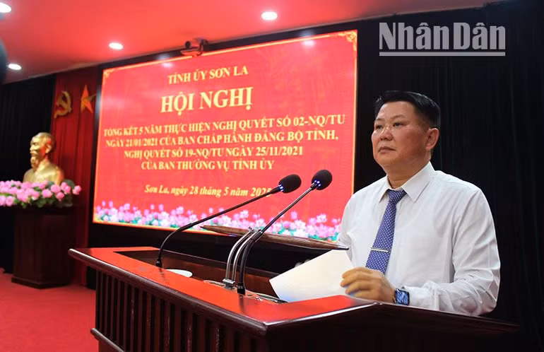 Đồng chí Lò Minh Hùng, Phó Bí thư Thường trực Tỉnh ủy Sơn La phát biểu tại Hội nghị Tổng kết 5 năm thực hiện các Nghị quyết về xây dựng Đảng. Đồng chí Lò Minh Hùng, Phó Bí thư Thường trực Tỉnh ủy Sơn La phát biểu tại Hội nghị Tổng kết 5 năm thực hiện các Nghị quyết về xây dựng Đảng.