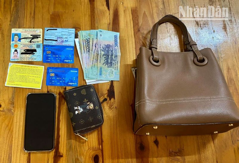 Số tài sản trong chiếc túi xách của chị Lường Thị Giang đánh rơi.