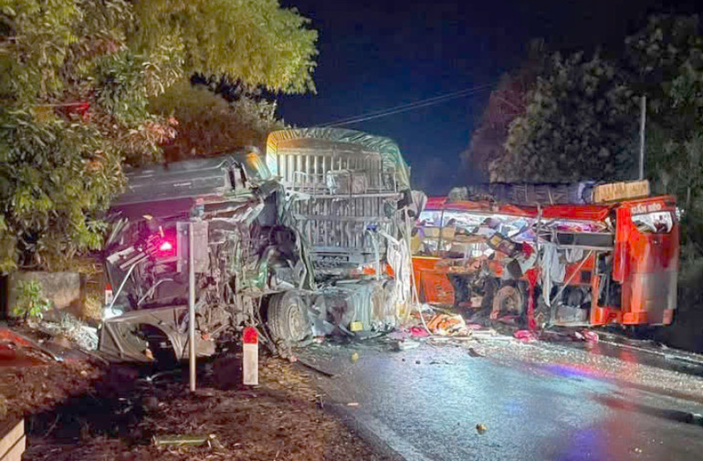 Vụ tai nạn trên tuyến Quốc lộ 6, đoạn chạy qua bản Thín, xã Sặp Vạt, huyện Yên Châu, tỉnh Sơn La đã làm 6 người chết và 9 người bị thương. Vụ tai nạn trên tuyến Quốc lộ 6, đoạn chạy qua bản Thín, xã Sặp Vạt, huyện Yên Châu, tỉnh Sơn La đã làm 6 người chết và 9 người bị thương.