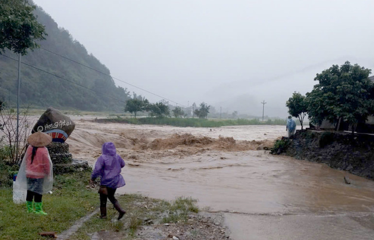 Mưa lớn kéo dài đã gây lũ tại xã Ngọc Chiến, huyện Mường La. (Ảnh: Người dân cung cấp)